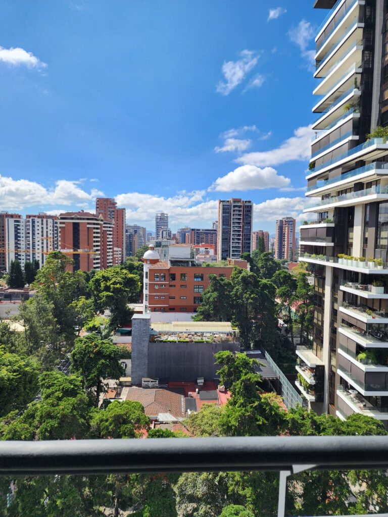 Apartamento en Edificio Catania Zona 14 - Miniatura 8