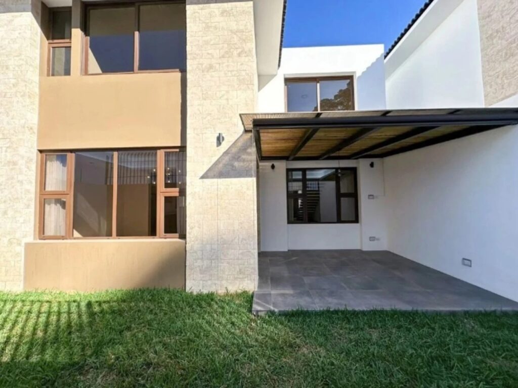 Casa en Lomas de San Isidro Zona 16 - Image 2