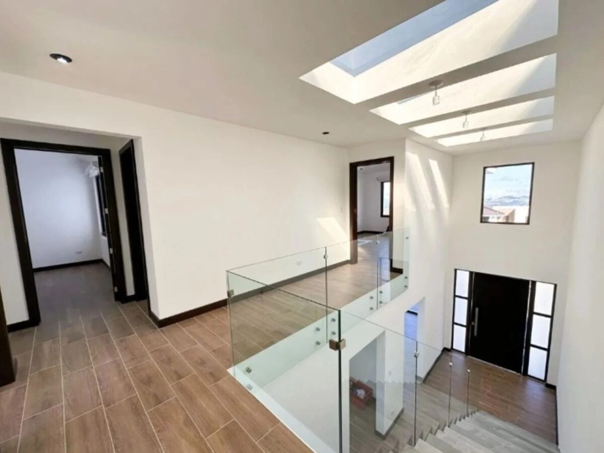 Casa en Lomas de San Isidro Zona 16 - Image 1