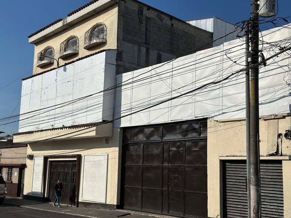 Edificio en renta con área de oficinas y bodega