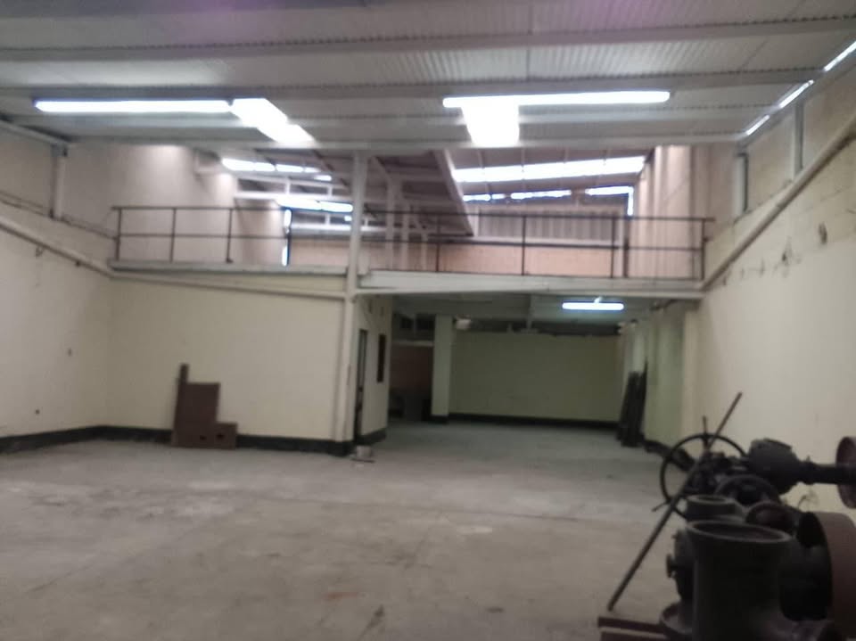 Edificio en renta con área de oficinas y bodega - Image 3