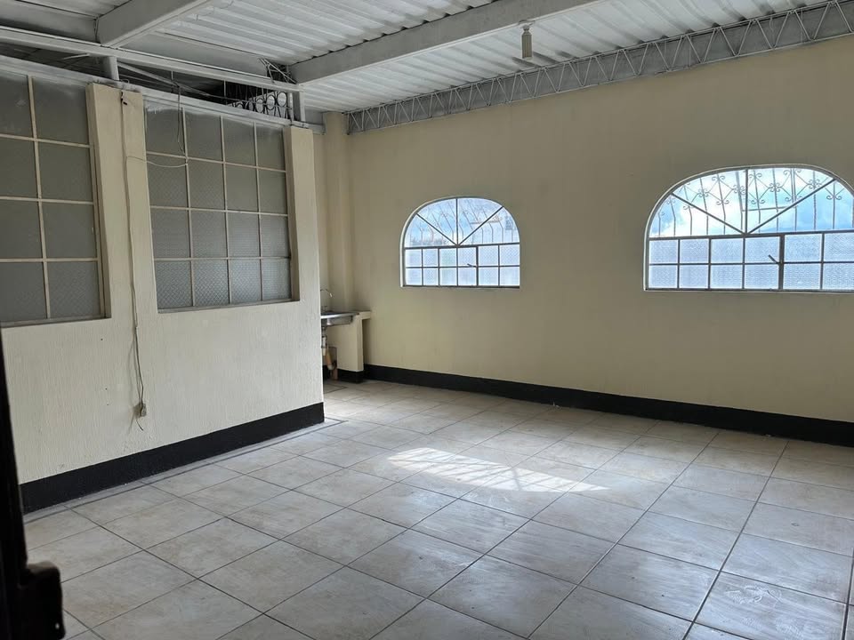 Edificio en renta con área de oficinas y bodega - Image 4