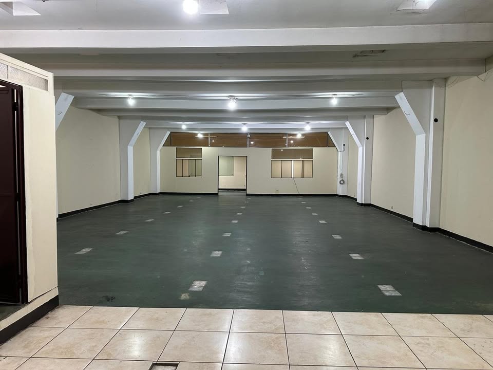 Edificio en renta con área de oficinas y bodega - Miniatura 6