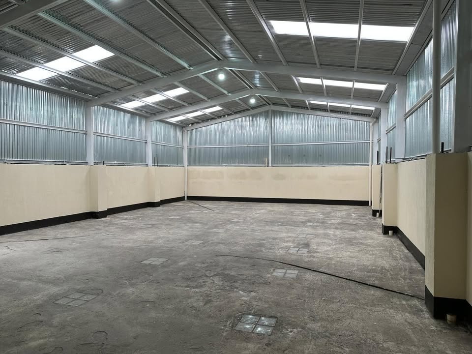 Edificio en renta con área de oficinas y bodega - Image 2