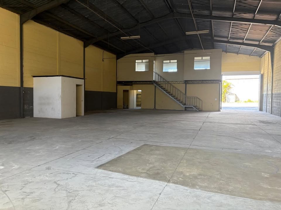 Bodega con oficinas en renta en Km. 26.5 CAES