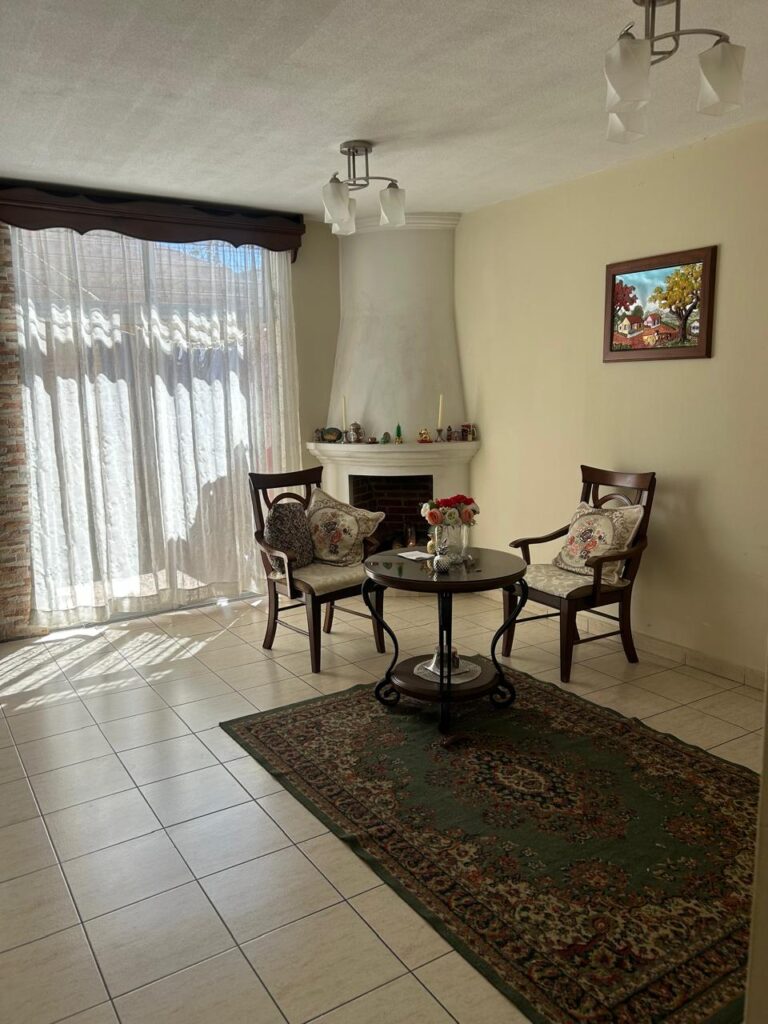 Casa en Condominio Altos del Encinal Zona 7 de Mixco - Image 3