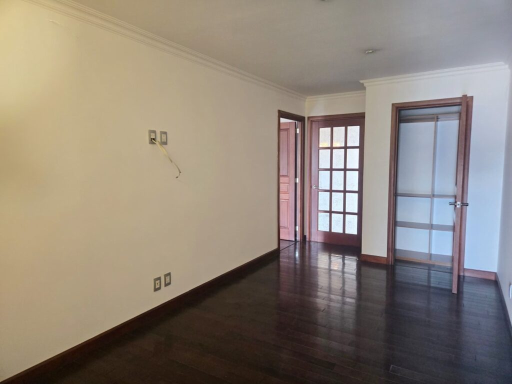 Apartamento en Zona 14 Edificio Tadeus - Image 2