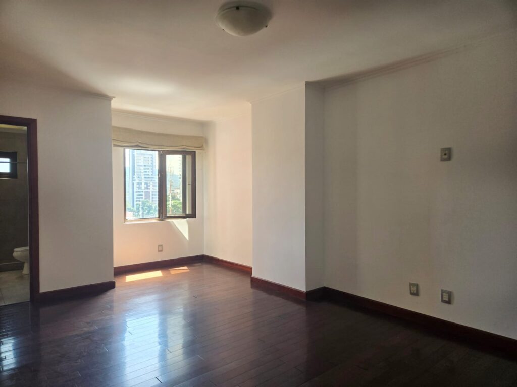 Apartamento en Zona 14 Edificio Tadeus - Image 3
