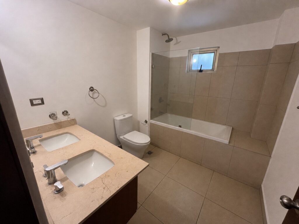 Apartamento en renta en Encinalito de Oakland Zona 10 - Image 5