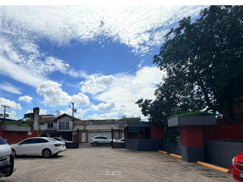 Edificio en venta en Zona 9 - Image 5