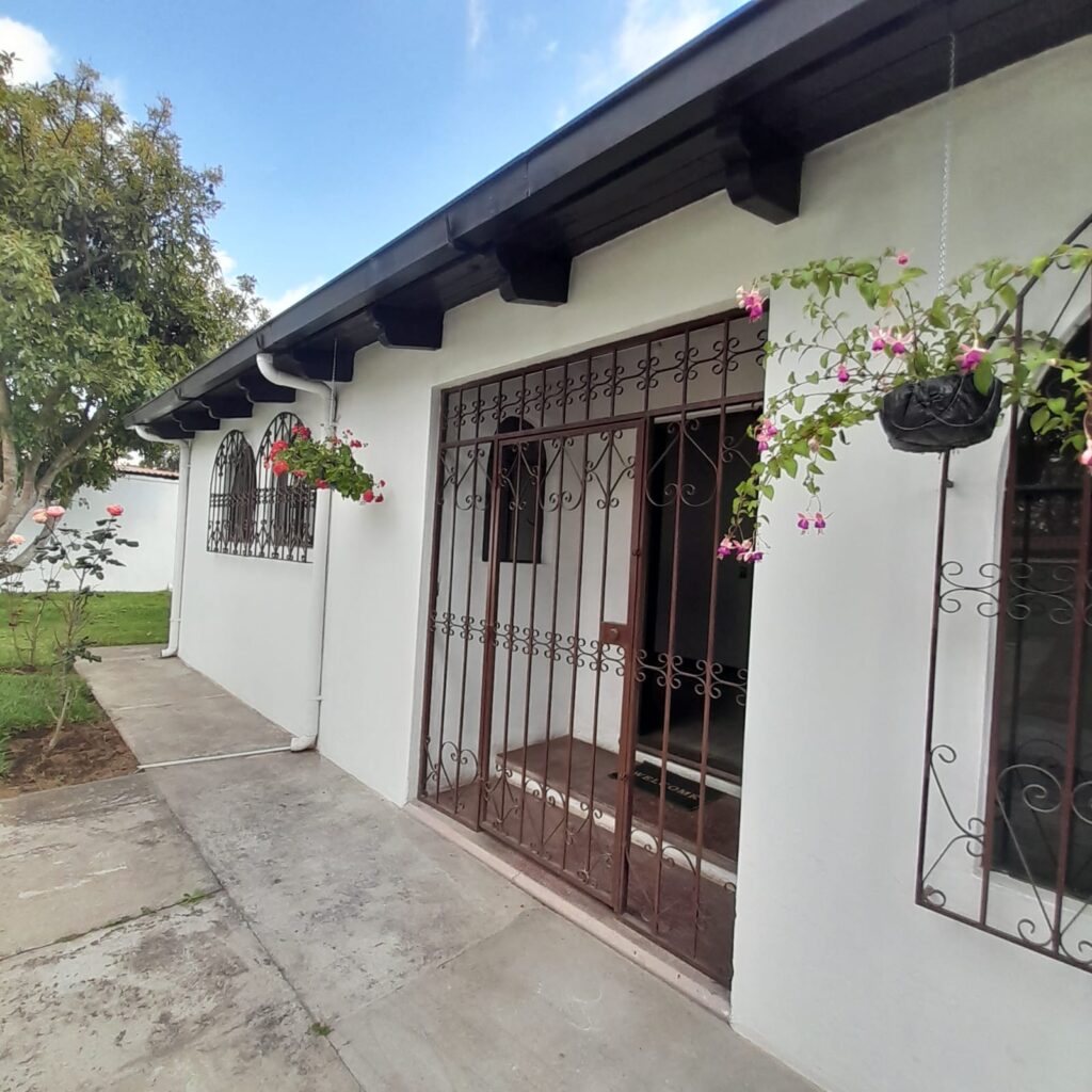 Casa comercial en renta en San Lucas Sacatepéquez - Miniatura 3