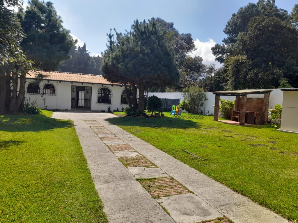 Casa comercial en renta en San Lucas Sacatepéquez - Miniatura 4